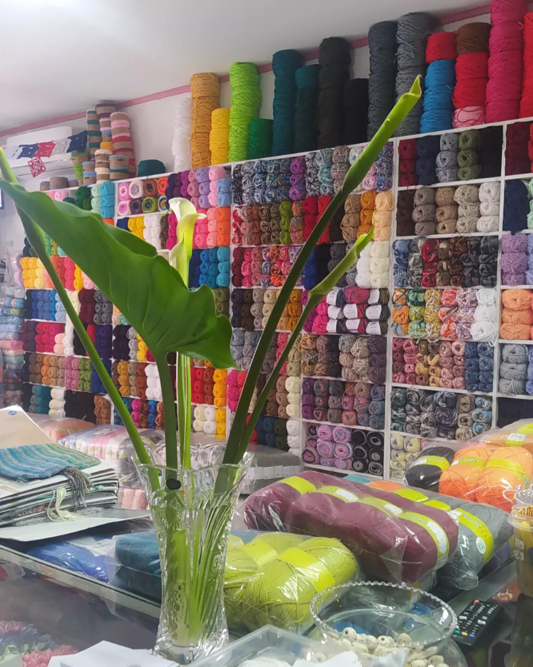 Artesana tejiendo con lana natural